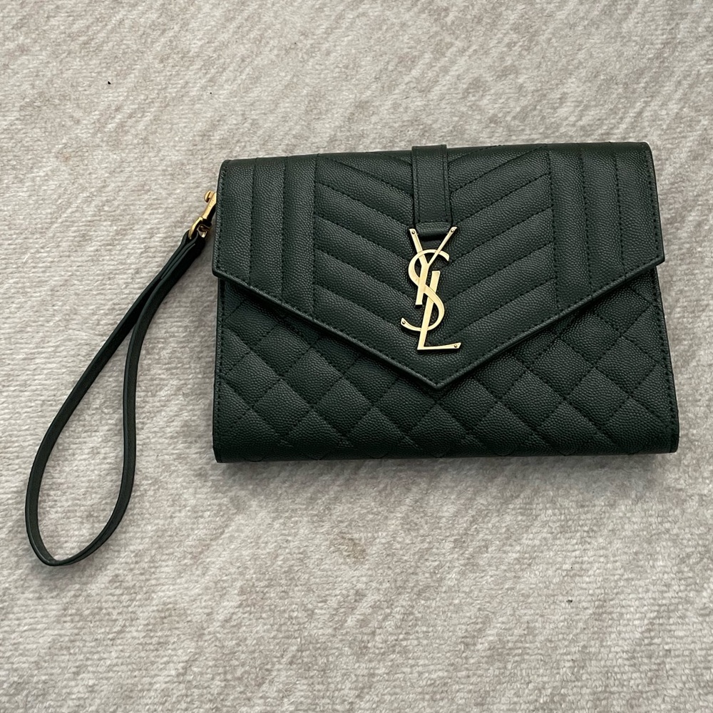 ENVELOPE FLAP POUCH IN MIX MATELASSÉ GRAIN DE POUDRE EMBOSSED LEATHER Dark Green